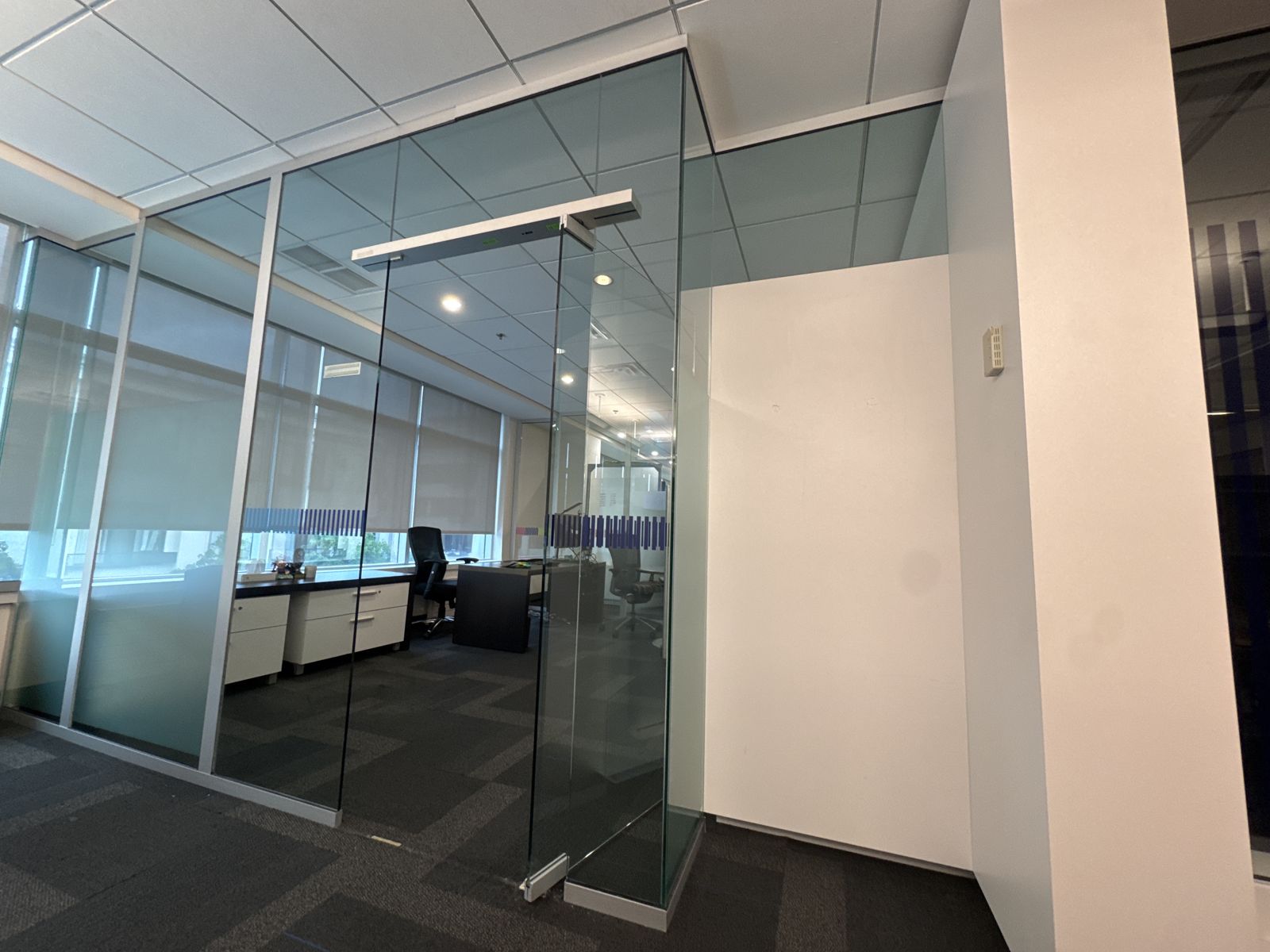 Glass partitions reconfigured ◆ Montréal (3/5)