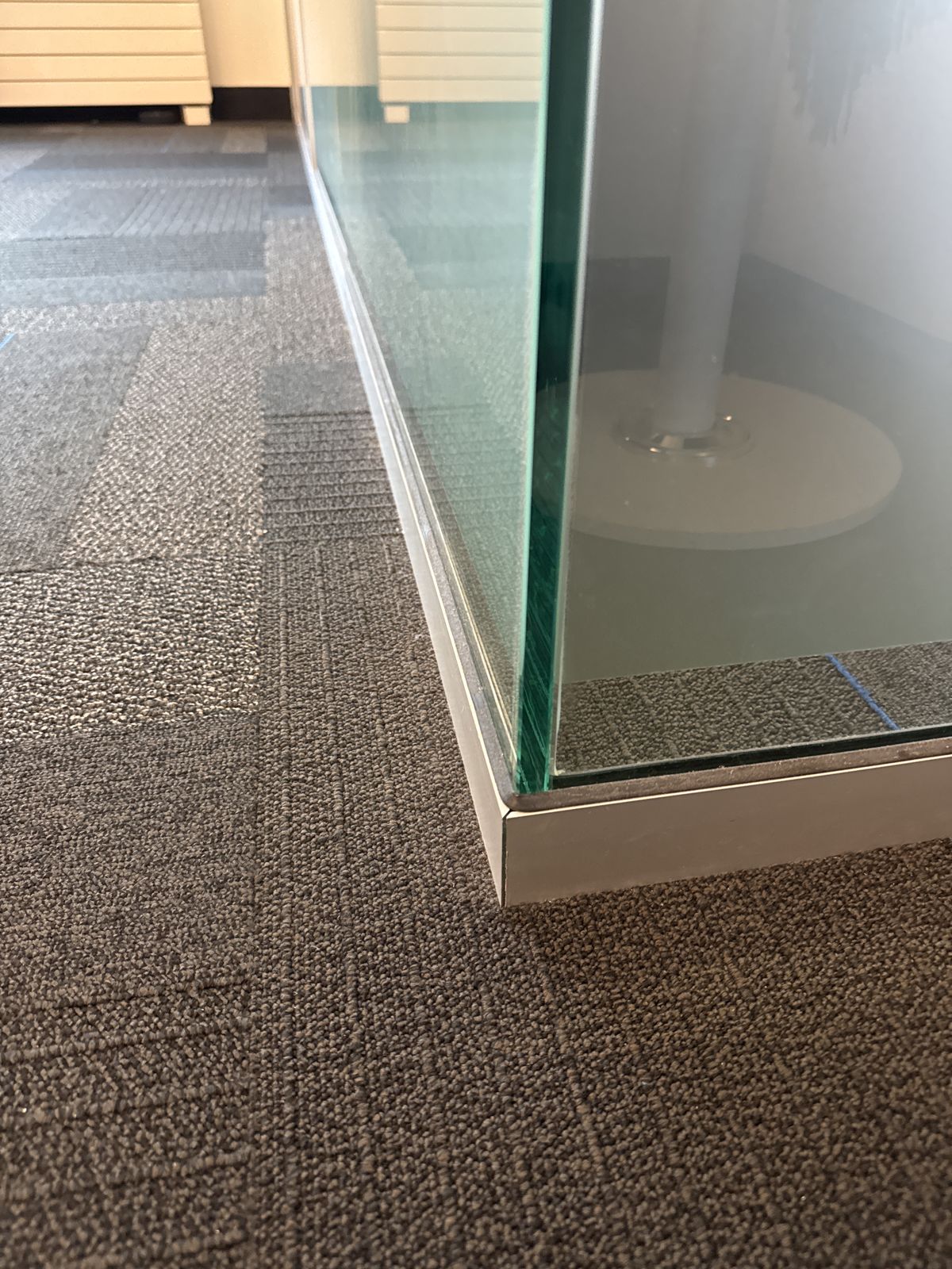 Glass partitions reconfigured ◆ Montréal (5/5)